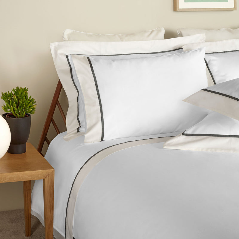 430TC Sateen Bordered Duvet Cover | Amalia Home Ovar | Eichholtzmiami.com